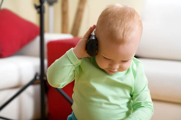 Kleiner Junge telefoniert zu Hause per Funk — Stockfoto