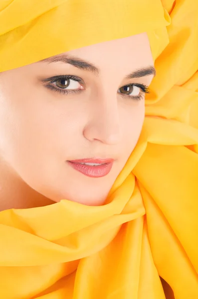 Frau mit gelbem Tuch bedeckt — Stockfoto