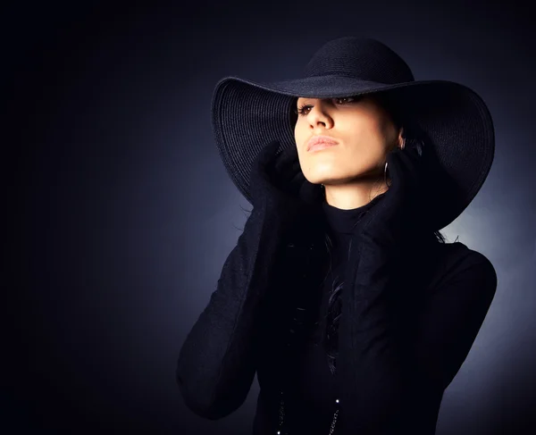 Attractive brunette girl in the wide-brimmed hat — Stock Photo, Image