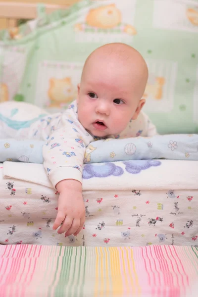 Babyruhe auf dem Bett — Stockfoto