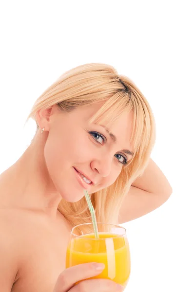 Ελκυστικό κορίτσι πόσιμο φρέσκο χυμό πορτοκάλι — Φωτογραφία Αρχείου