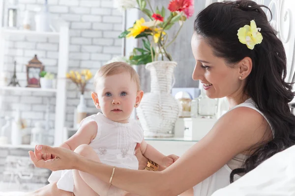 Mother playing with a year-old daughter on the bed — Stock Photo, Image