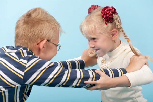 Kız ve erkek kardeşim birbirleri ile kavga
