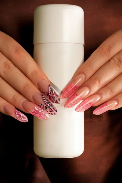 Mänskliga fingrar med lång vacker manikyr i rosa stil — Stockfoto