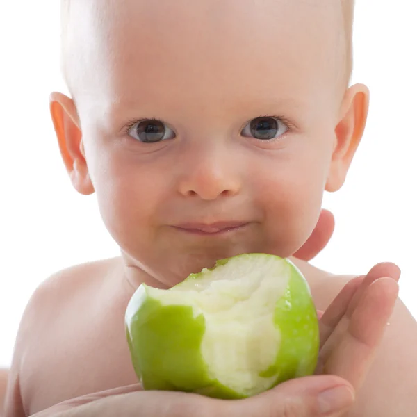 Matka daje zielone jabłko na jej syna — Zdjęcie stockowe