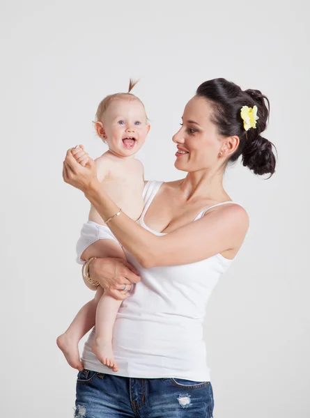 Madre jugando con su hija — Foto de Stock