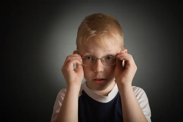 Мальчик примеряет очки — стоковое фото