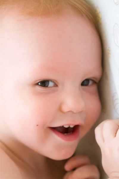 Boldog baba sovány a falon — Stock Fotó