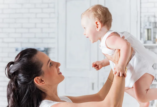Mother playing with daughter, holding her up — Stock Photo, Image