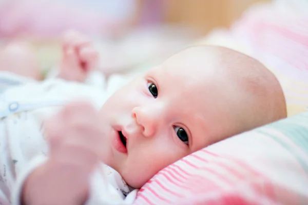 Baby im Bett liegend. Nahaufnahme — Stockfoto