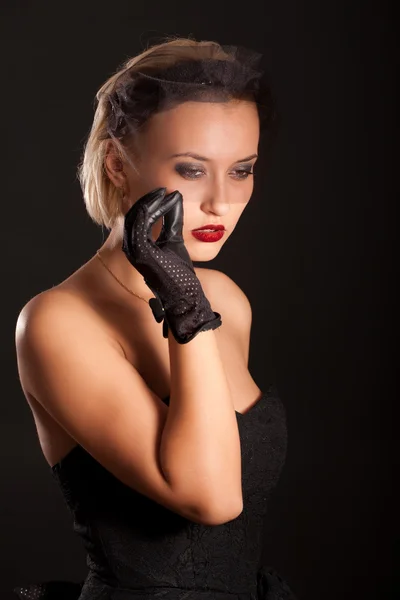 Retrato de mujer atractiva de estilo retro en vestido negro y velo —  Fotos de Stock