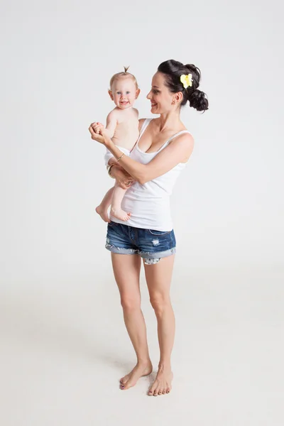 Mãe brincando com sua filha — Fotografia de Stock