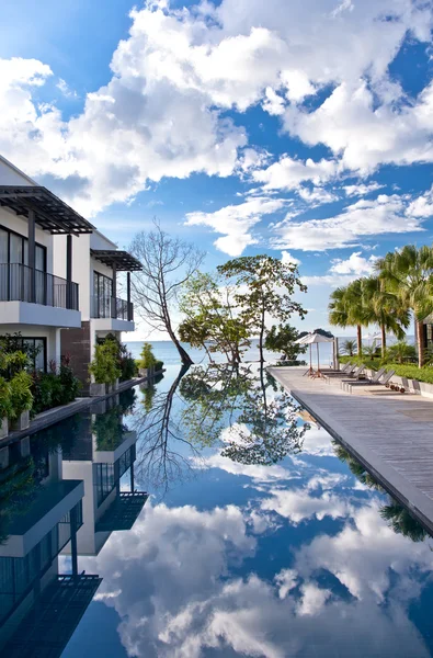 Resort with a swimming pool on an island in Thailand — Stock Photo, Image