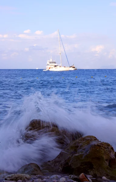 Navio no mar perto da ilha — Fotografia de Stock