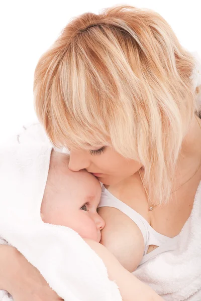 Mãe amamentando seu bebê recém-nascido menina — Fotografia de Stock