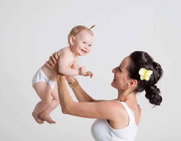 Madre jugando con su hija — Foto de Stock