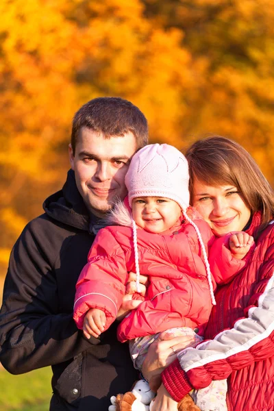 Šťastná rodina těší podzimní den v přírodě — Stock fotografie