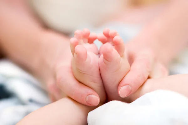 Moeder zachtjes masseren baby — Stockfoto