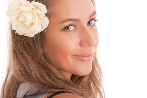 Portrait de jolie fille aux cheveux bruns avec fleur dans les cheveux — Photo