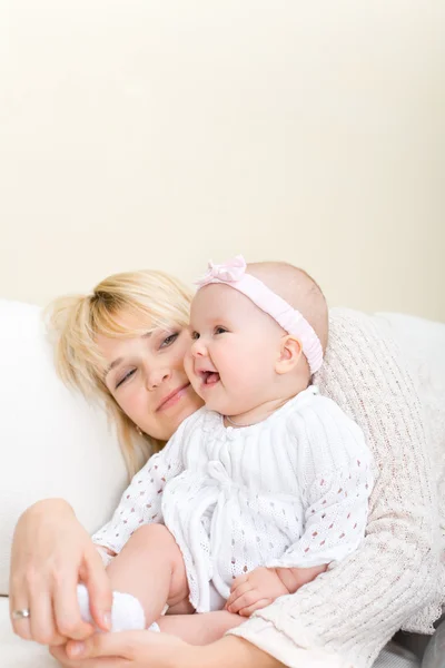 Mãe abraçar seu bebê menina — Fotografia de Stock