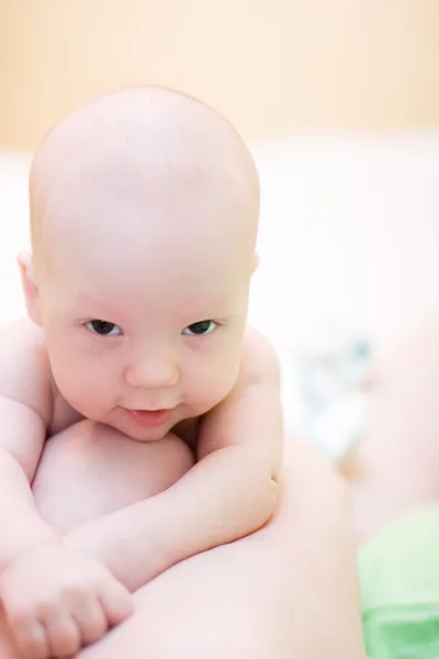 Bambino godere dopo l'allattamento da sua madre — Foto Stock