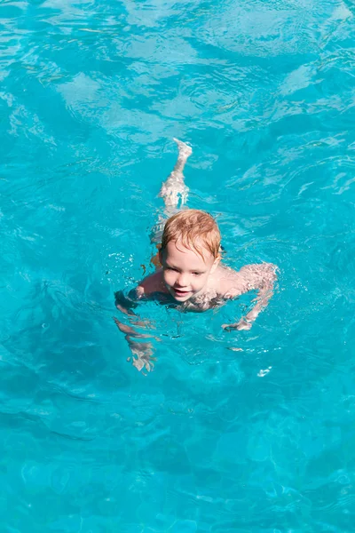 Menino se divertindo na piscina interior — Fotografia de Stock