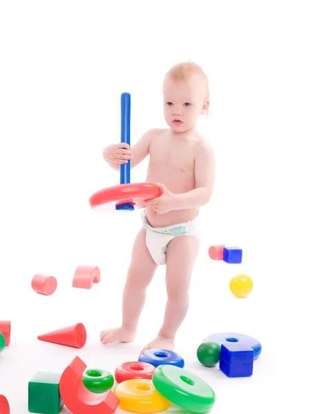 Mały chłopiec bawi się jasne zabawek na plac zabaw — Zdjęcie stockowe