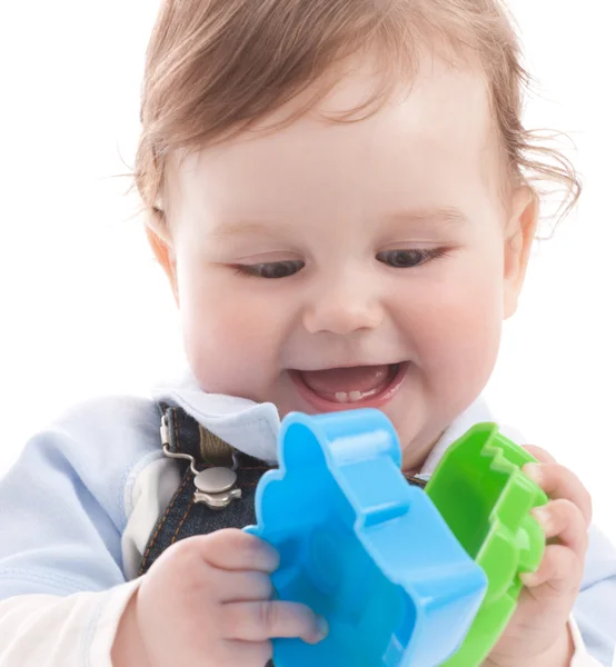 Portrait d'adorable garçon aux yeux bleus heureux jouant avec des jouets — Photo