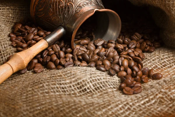 Cezve con granos de café recién tostados en saco —  Fotos de Stock