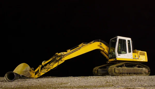 Graafmachine op nacht kiezelstrand — Stockfoto