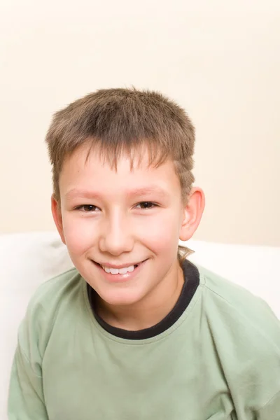 Adolescente sonriente. La sonrisa no tiene un diente cuspid — Foto de Stock