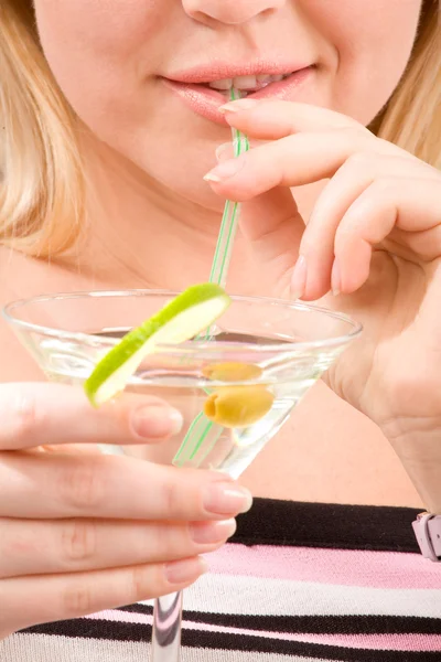 Lány ivóvíz Martini koktél — Stock Fotó