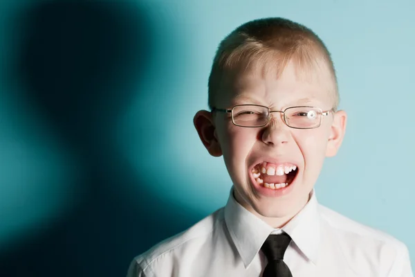 Krzyczący nastolatek przerażony chłopiec — Zdjęcie stockowe