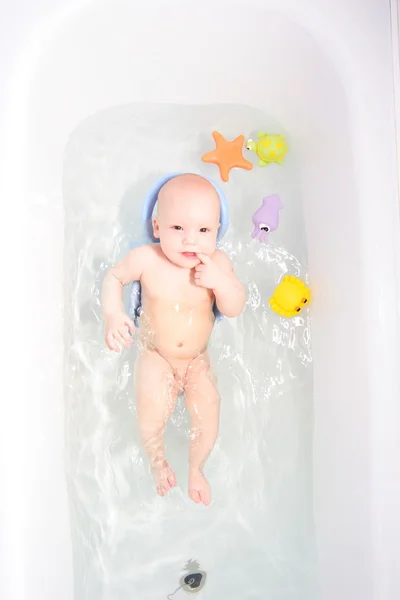 Дитина в ванні з іграшками — стокове фото