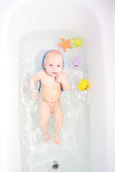 Baby in Badewanne mit Spielzeug — Stockfoto