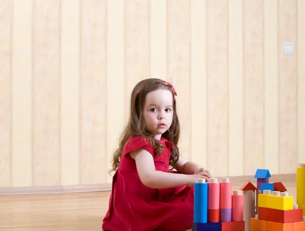 Porträt eines kleinen Mädchens, das mit leuchtenden geometrischen Spielzeugen spielt — Stockfoto