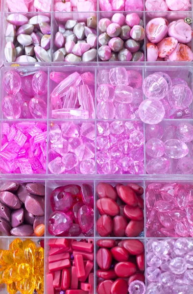 Perline e pietre in scatole su un mercato thailandese domenica Chatuchak — Foto Stock