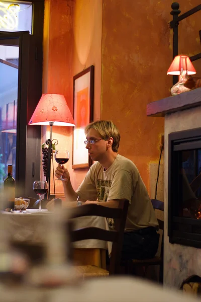 Youing hombre en restaurante italiano —  Fotos de Stock