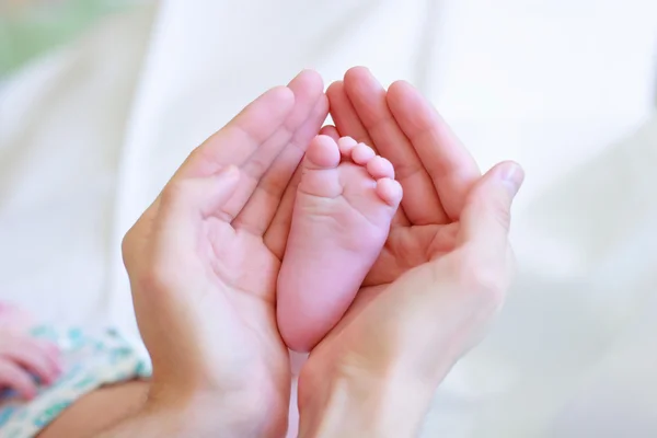 Father gently hold baby's leg — Stock Photo, Image