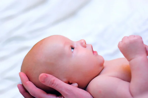 Mamma hålla barnet i händer — Stockfoto