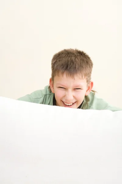 Adolescente feliz mentir no sofá em casa — Fotografia de Stock