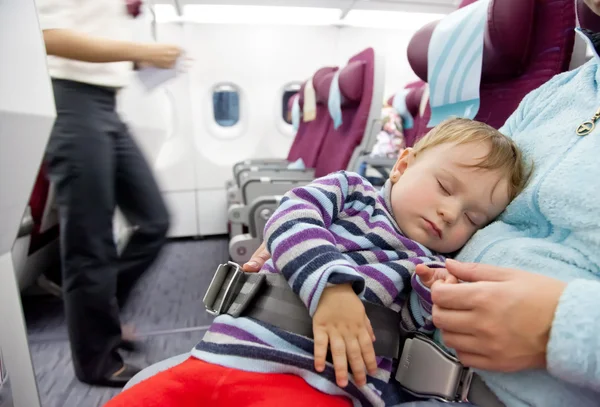 Mother and sleeping two year old baby girl travel on airplane — Stock Photo, Image