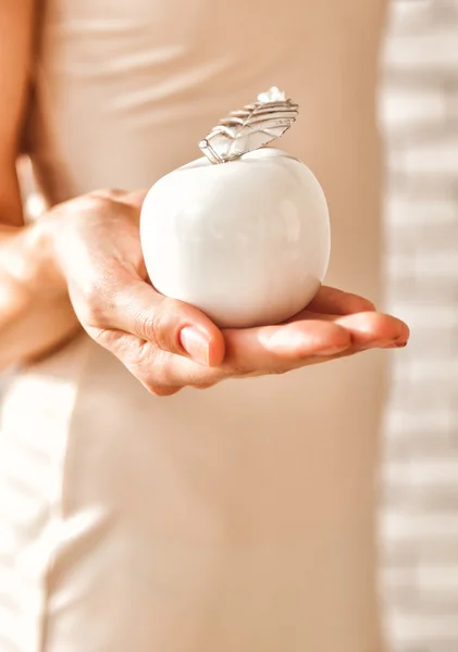 Unga vackra kvinnan håller apple i Ungdom — Stockfoto