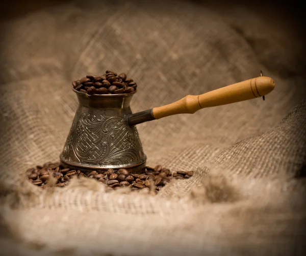 Cezve 与新鲜烘培咖啡豆麻布上 图库图片