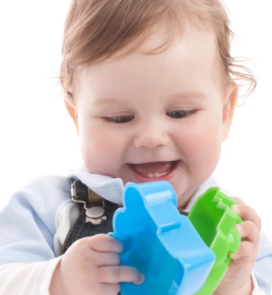 Porträtt av bedårande glad blue-eyes baby pojke leker med leksaker Stockbild