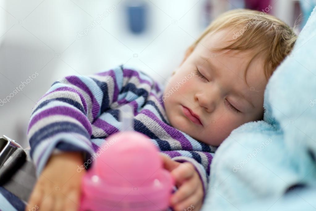 Mere Et Dormir Deux Ans Bebe Fille Voyage En Avion Image Libre De Droit Par Nick Thompson C