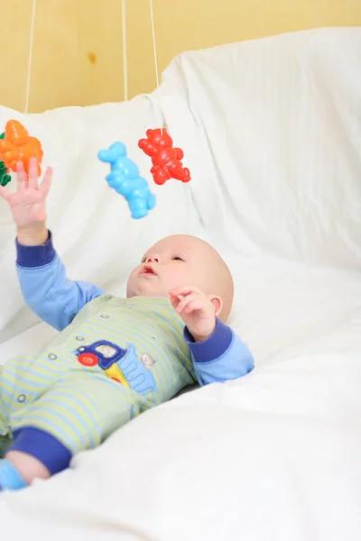 Bebek oyuncaklarla oynuyor — Stok fotoğraf