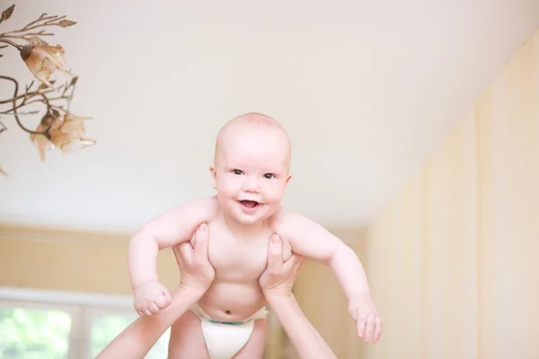 Moeder bedrijf genieten van baby — Stockfoto
