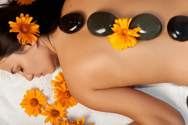 Kvinna att få en hot stone massage på spasalong — Stockfoto