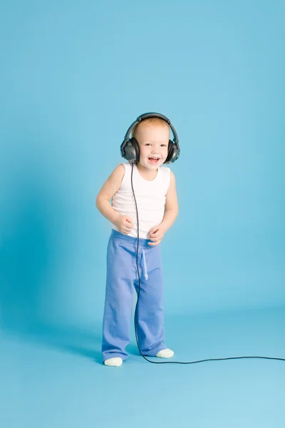 Fröhlicher Junge hört Musik am Kabel-Kopfhörer — Stockfoto